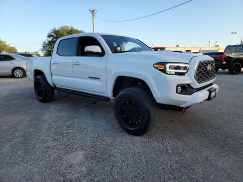 Used 2021 Toyota Tacoma TRD Sport w/ Technology Package AWD/4WD image 3