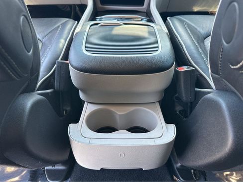 Used 2022 Chrysler Pacifica Limited image 17