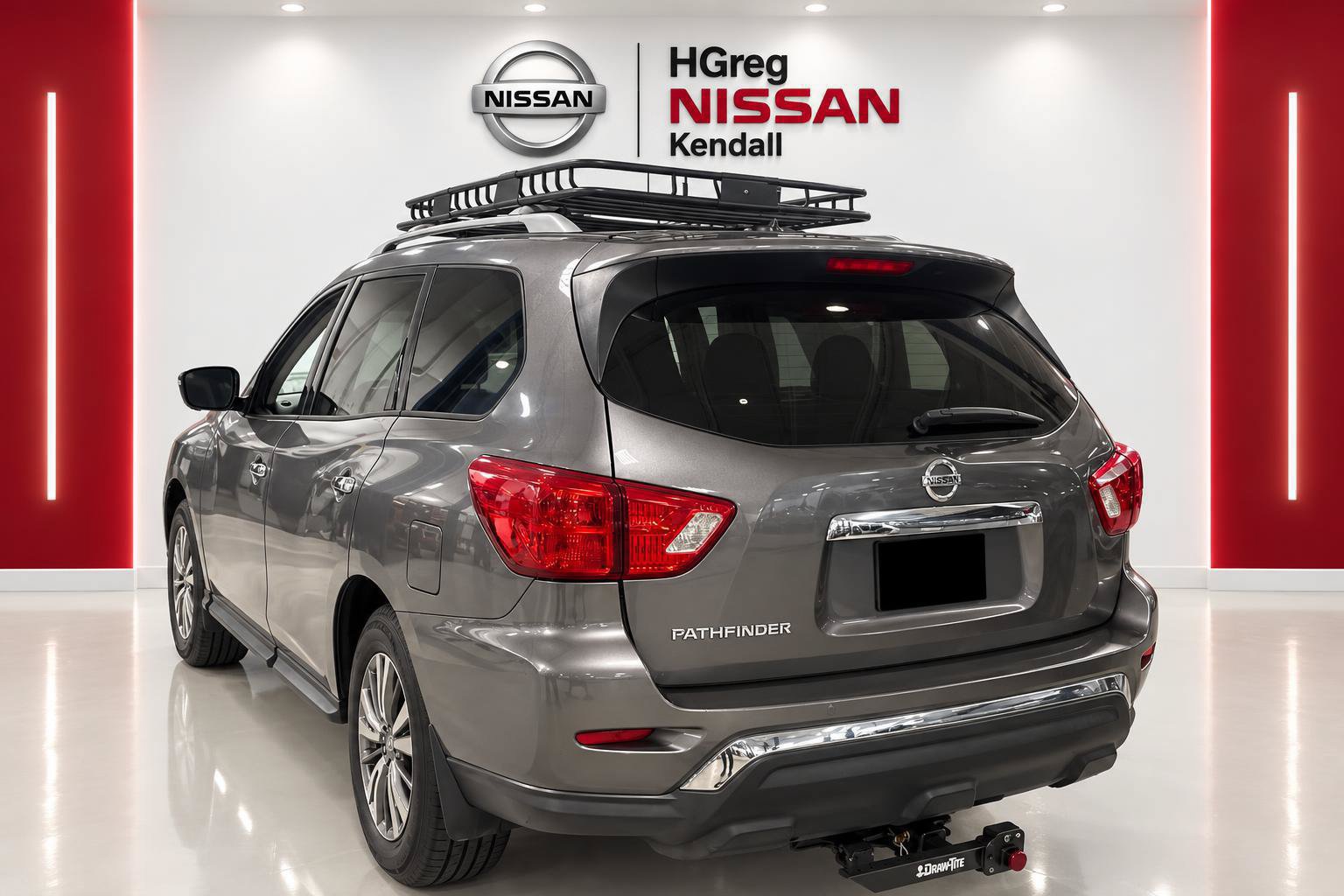 Used 2018 Nissan Pathfinder S FWD image 2