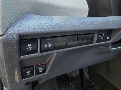 Used 2024 Toyota Sienna LE AWD/4WD image 19