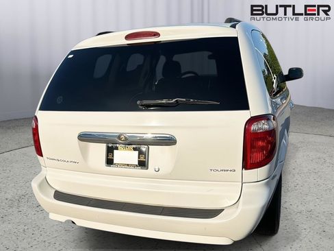 Used 2007 Chrysler Town & Country Touring FWD image 9