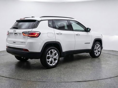 Used 2025 Jeep Compass Latitude AWD/4WD image 9
