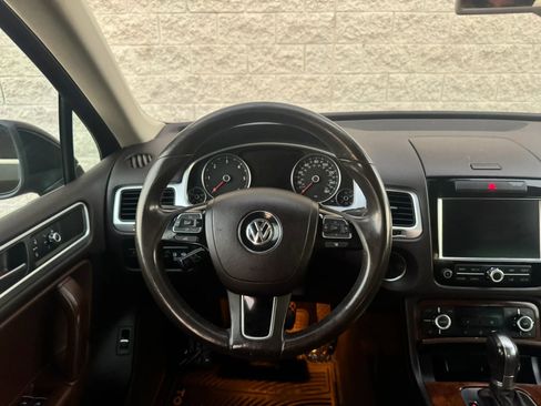 Used 2012 Volkswagen Touareg TDI image 21