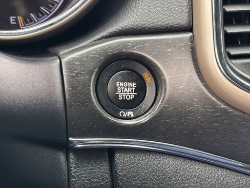 Used 2017 Jeep Grand Cherokee Limited image 26