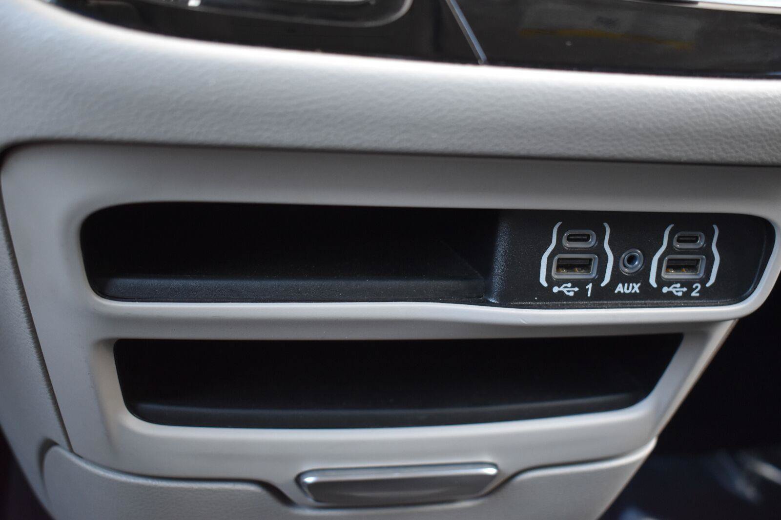 Used 2024 Chrysler Pacifica Touring-L FWD image 26