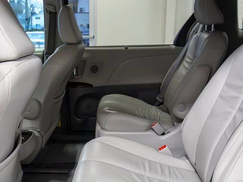 Used 2014 Toyota Sienna XLE w/ XLE Premium Package image 14