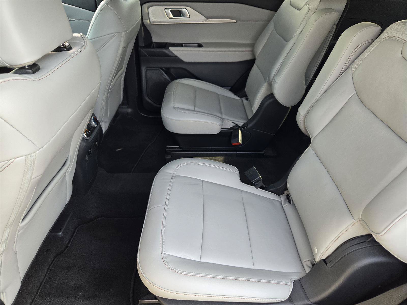 Used 2025 Ford Explorer Active w/ Active Comfort Package RWD image 29