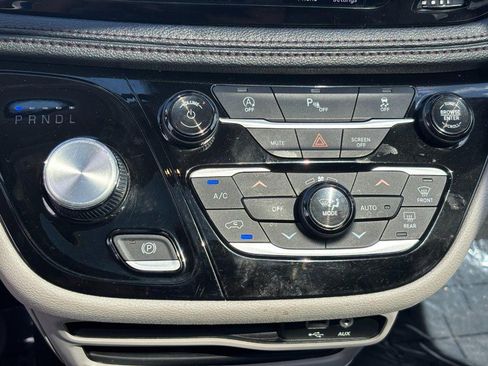 Used 2020 Chrysler Pacifica Limited image 23
