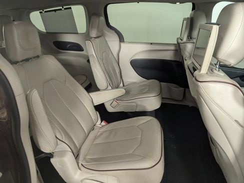 Used 2017 Chrysler Pacifica Limited FWD image 17
