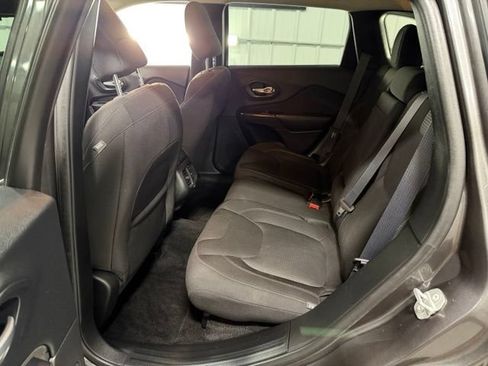 Used 2016 Jeep Cherokee Latitude w/ Cold Weather Group AWD/4WD image 10