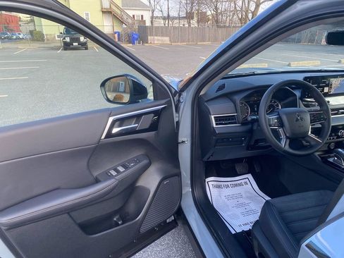 New 2026 Mitsubishi Outlander AWD image 10