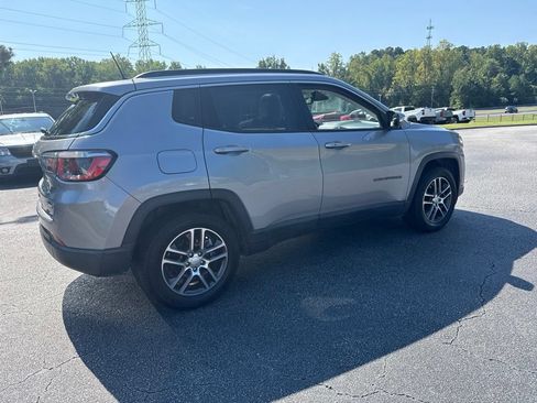 Used 2018 Jeep Compass Latitude w/ Popular Equipment Group FWD image 5