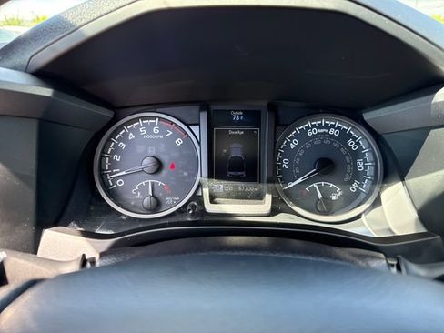 Used 2016 Toyota Tacoma TRD Sport AWD/4WD image 19