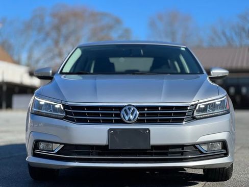 Used 2018 Volkswagen Passat 2.0T SE FWD image 2