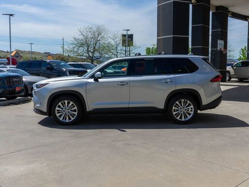 Used 2024 Toyota Grand Highlander AWD image 4