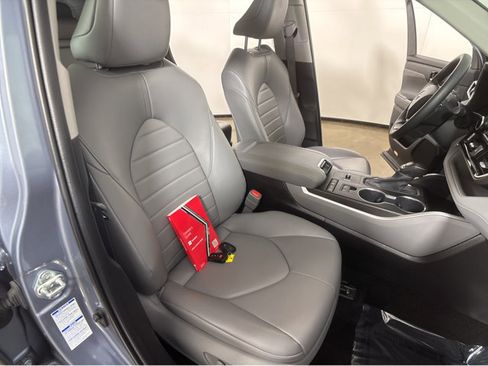 Used 2022 Toyota Highlander XLE image 6