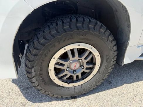 Used 2017 Lexus LX 570 4WD w/ Luxury Package image 17