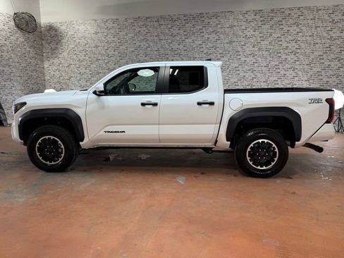 Used 2024 Toyota Tacoma TRD Off-Road image 4