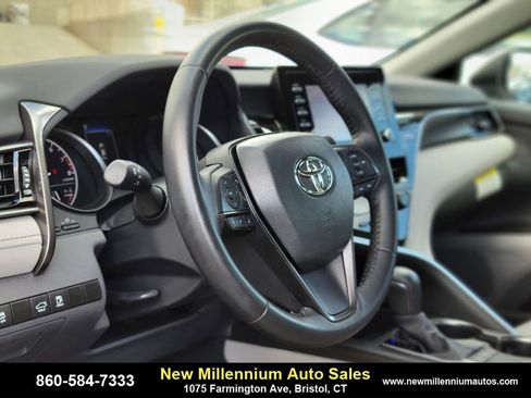 Used 2024 Toyota Camry SE image 19