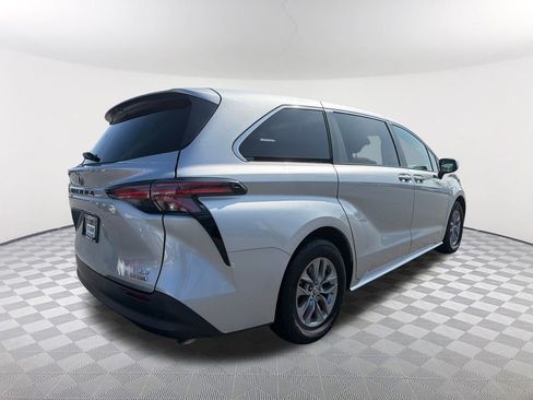 Used 2021 Toyota Sienna LE image 5