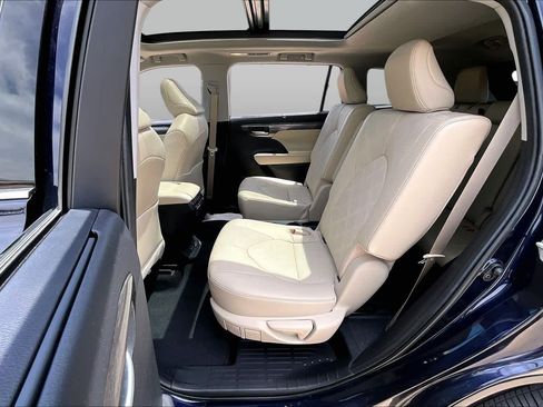 Used 2023 Toyota Highlander Platinum FWD image 21