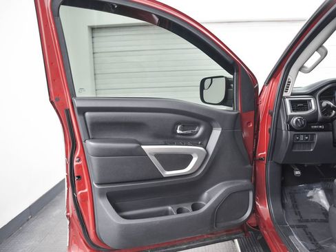 Used 2018 Nissan Titan SV w/ SV Convenience Package image 11