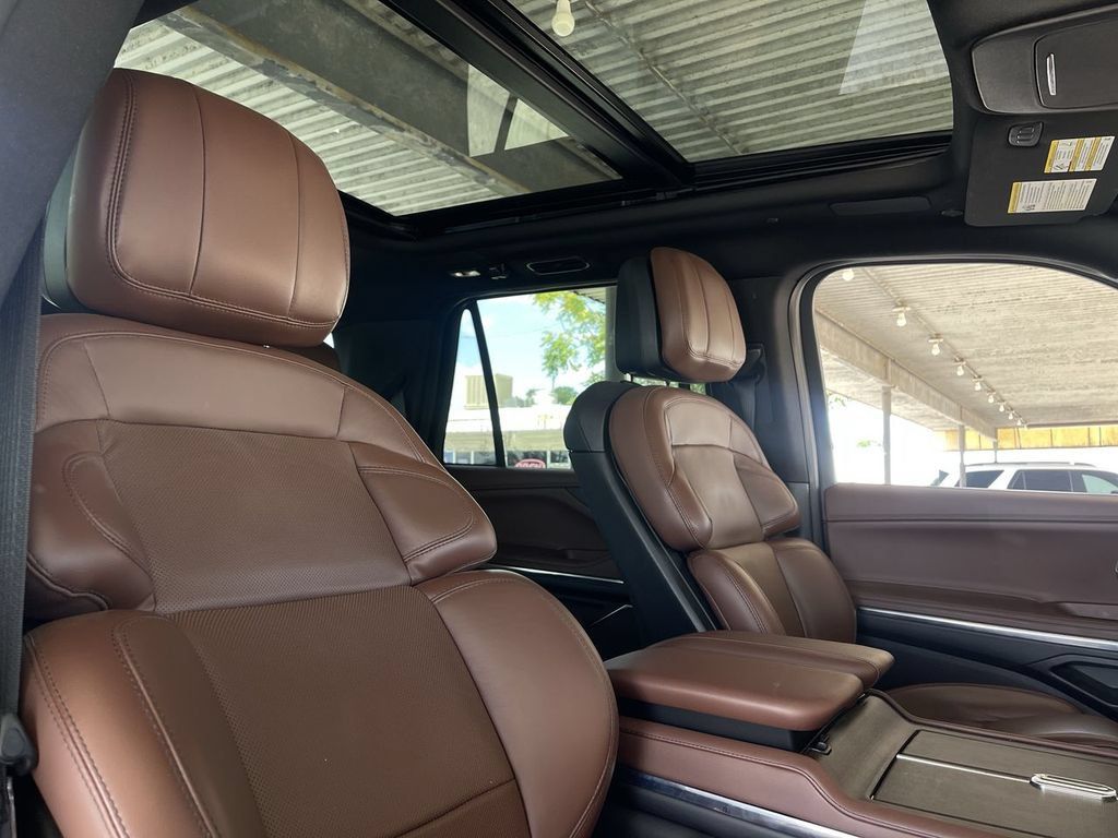 Used 2025 Lincoln Navigator Reserve AWD/4WD image 28