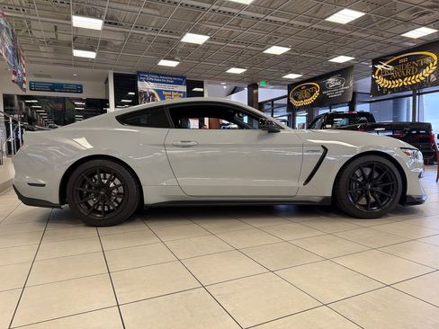 Used 2017 Ford Mustang Shelby GT350 RWD image 8