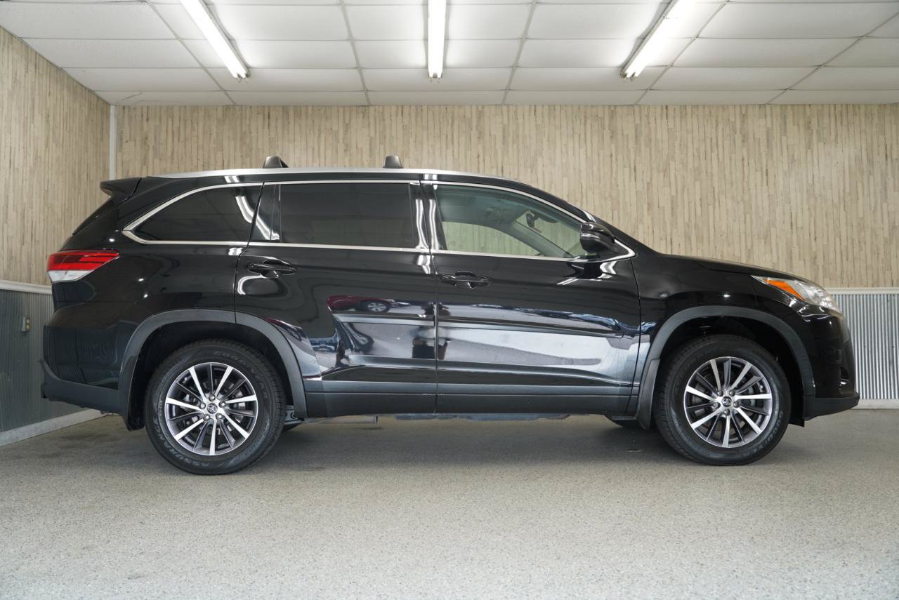 Used 2017 Toyota Highlander XLE AWD/4WD image 6
