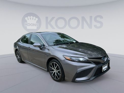 Used 2024 Toyota Camry SE w/ Cold Weather Package FWD image 2