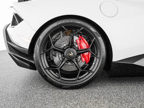 Used 2018 Lamborghini Huracan Performante AWD/4WD image 34