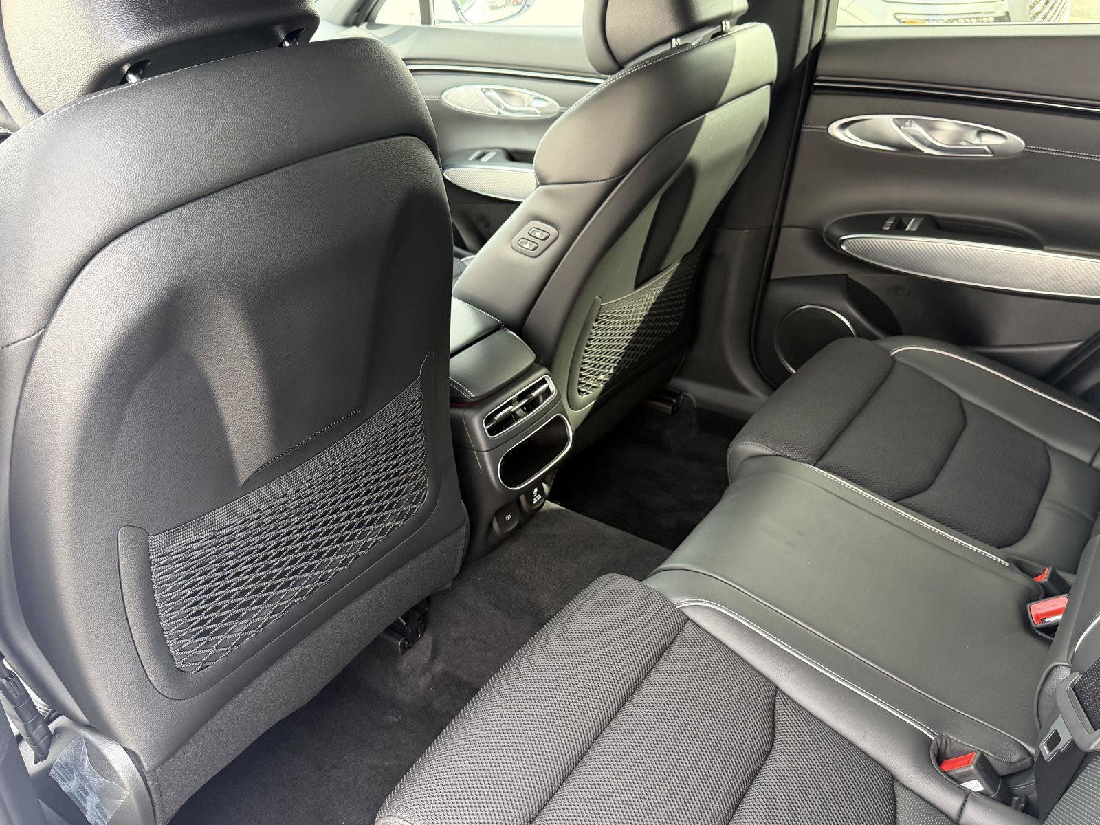 Used 2025 Genesis GV70 3.5T Sport AWD/4WD image 41