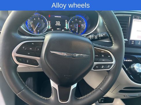 Used 2024 Chrysler Pacifica Touring-L image 20