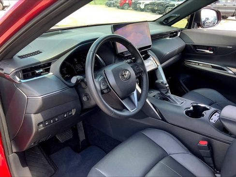 Used 2024 Toyota Venza Limited image 16