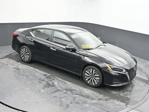 Used 2024 Nissan Altima 2.5 SV FWD image 32
