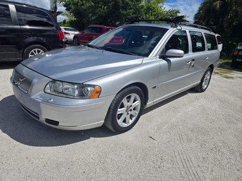 Used 2005 Volvo V70 2.4 image 1