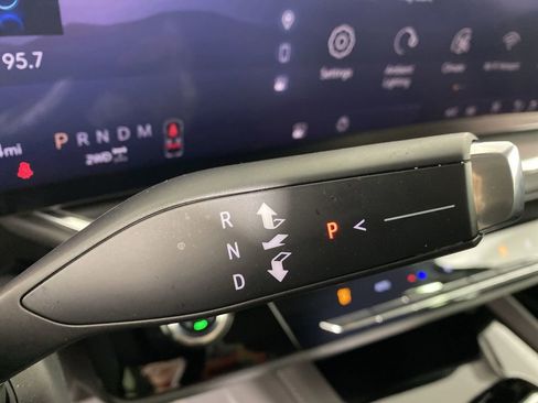 Certified 2025 Buick Envision Preferred image 18