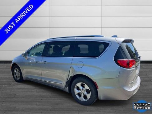 Used 2017 Chrysler Pacifica Touring-L Plus FWD image 4