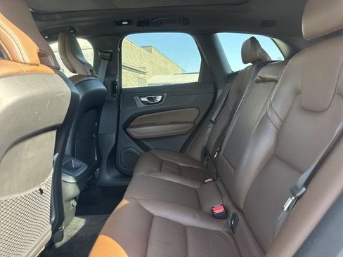 Used 2022 Volvo XC60 B5 Momentum w/ Protection Package Premier FWD image 9