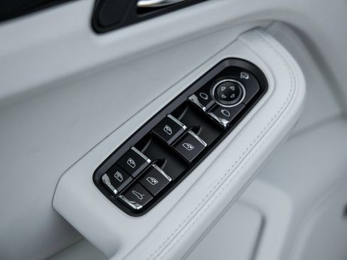 New 2026 Porsche Macan image 21