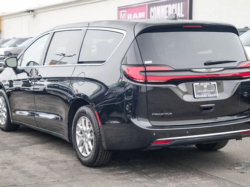 Used 2024 Chrysler Pacifica Touring-L image 6