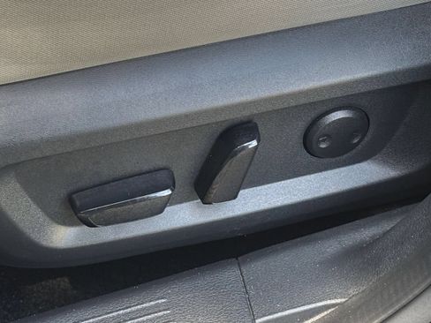 Used 2025 Nissan Rogue SV AWD/4WD image 18