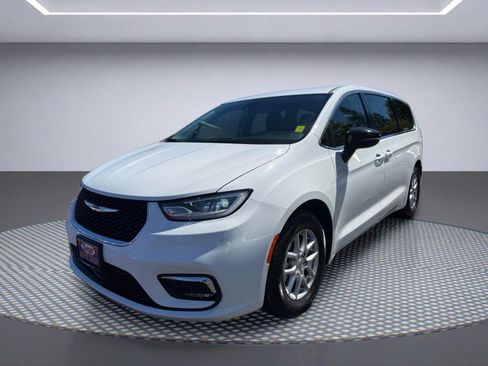 Used 2024 Chrysler Pacifica Touring-L FWD image 2