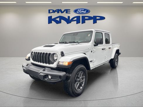 Used 2025 Jeep Gladiator Sport AWD/4WD image 3