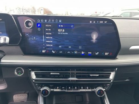 Used 2025 Chevrolet Traverse LT image 16