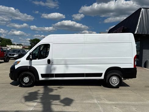 Used 2024 RAM ProMaster 2500 w/ Convenience Group FWD image 3