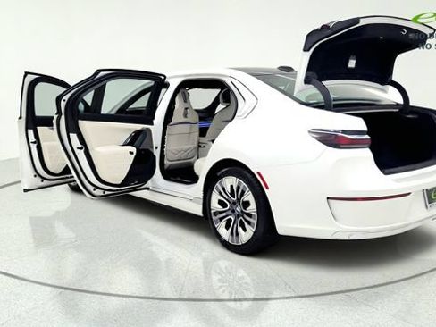 Used 2023 BMW i7 xDrive60 AWD/4WD image 16