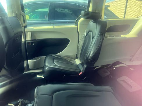 Used 2023 Chrysler Pacifica Touring-L FWD image 5