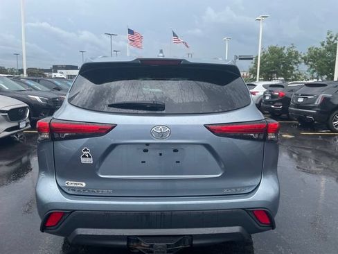 Used 2020 Toyota Highlander XLE AWD/4WD image 3