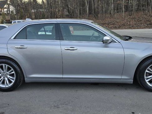 Used 2017 Chrysler 300 C image 5